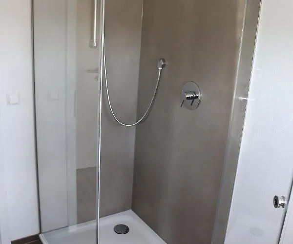 #6 Mit Balkon In Ruhiger Aber Zentrale Lage - Stadtbus Vor Der Tuer! *